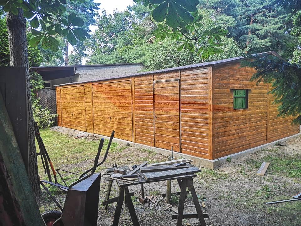 Garaż drewnopodobny z drzwiami i oknem